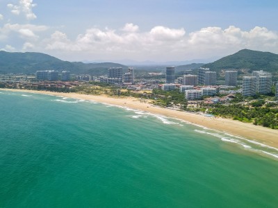 泉州万宁旅游：海滩与热带雨林，魅力对比